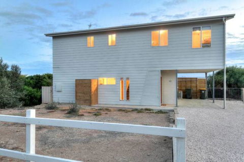SeaWatch-Sea Views - Kempsey Accommodation 9