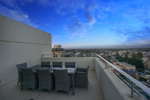 Glenelg Skyline Penthouse - Kempsey Accommodation 11