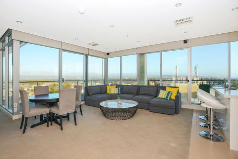 Glenelg Skyline Penthouse - Kempsey Accommodation 8