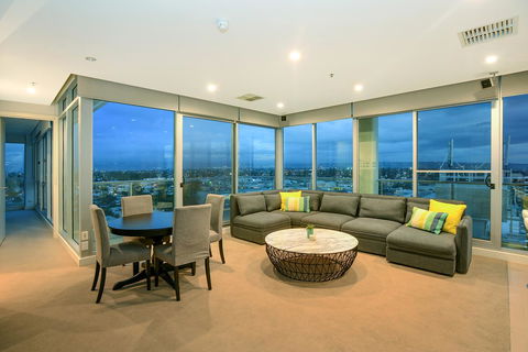 Glenelg Skyline Penthouse - Kempsey Accommodation 4