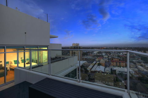 Glenelg Skyline Penthouse - Kempsey Accommodation 10