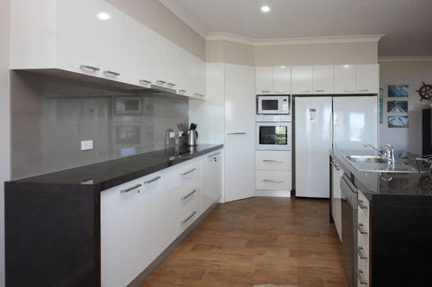Waterfront On Osprey - Kempsey Accommodation 13