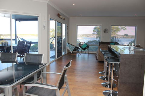 Waterfront On Osprey - Kempsey Accommodation 7