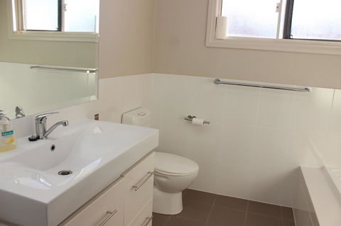 Waterfront On Osprey - Kempsey Accommodation 24