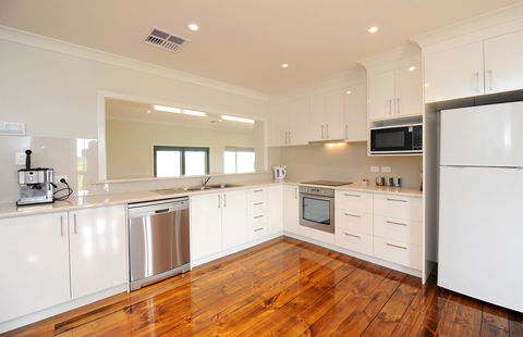 The Barn Accommodation - Kempsey Accommodation 40