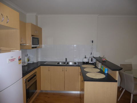 ADELAIDE CENTRAL APARTMENT - 3BR, 2BATH & CARPARK - Kempsey Accommodation 5