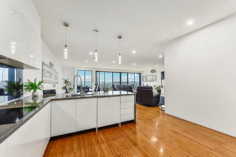 BENGALEE EXECUTIVE TOWNHOUSE- MODERN & STYLISH - Kempsey Accommodation 7