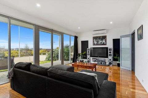 BENGALEE EXECUTIVE TOWNHOUSE- MODERN & STYLISH - Kempsey Accommodation 6