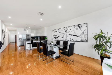 BENGALEE EXECUTIVE TOWNHOUSE- MODERN & STYLISH - Kempsey Accommodation 12