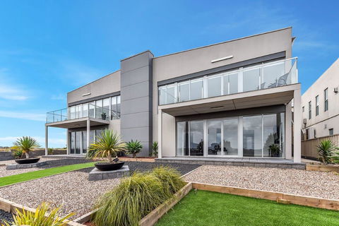 BENGALEE EXECUTIVE TOWNHOUSE- MODERN & STYLISH - Kempsey Accommodation 1