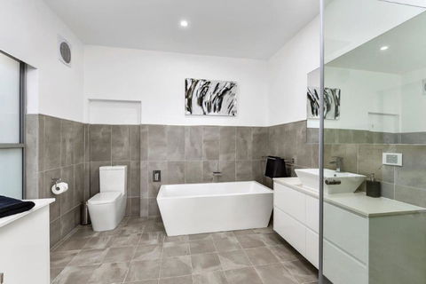 BENGALEE EXECUTIVE TOWNHOUSE- MODERN & STYLISH - Kempsey Accommodation 8