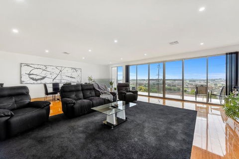 BENGALEE EXECUTIVE TOWNHOUSE- MODERN & STYLISH - Kempsey Accommodation 0