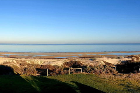 Luxurious 3 Bedroom Beachfront - Panoramic Views - Kempsey Accommodation 13