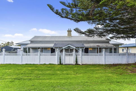 Railway Cottage In Beachport - Kempsey Accommodation 4
