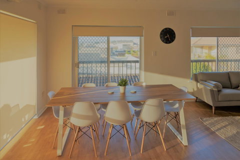 Henley Beach South, Amazing Views, Huge Private Balcony! - Kempsey Accommodation 10