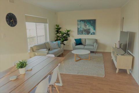 Henley Beach South, Amazing Views, Huge Private Balcony! - Kempsey Accommodation 5