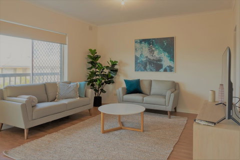 Henley Beach South, Amazing Views, Huge Private Balcony! - Kempsey Accommodation 2