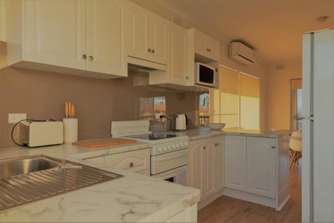 Henley Beach South, Amazing Views, Huge Private Balcony! - Kempsey Accommodation 16