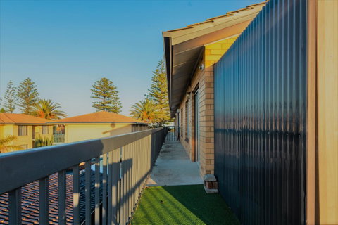 Henley Beach South, Amazing Views, Huge Private Balcony! - Kempsey Accommodation 19