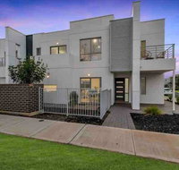 MODERN SPACIOUS 3 BR HOME - NEAR BEACH  AIRPORT - Kempsey Accommodation