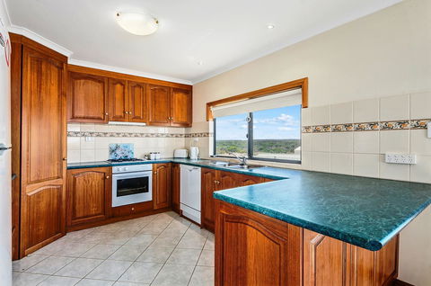 Rocks Retreat House With Sea Views - Kempsey Accommodation 10
