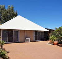 Osprey Holiday Village Unit 110 - Wake up to the birds in your 4 poster bed with a view - Kempsey Accommodation