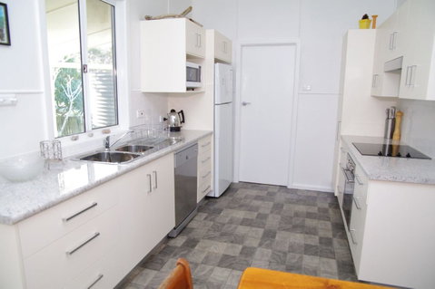 Fleur Cottage, 7 Willow Street - Kempsey Accommodation 3