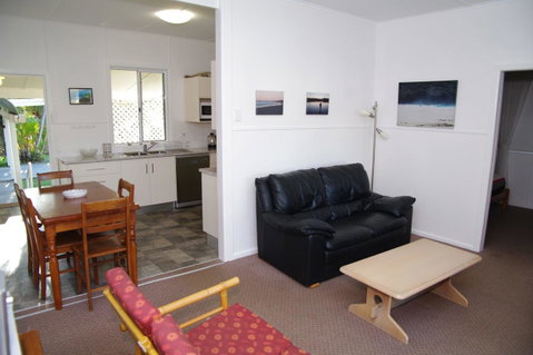 Fleur Cottage, 7 Willow Street - Kempsey Accommodation 5