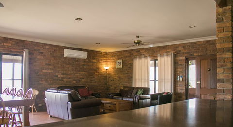 Ironstone Estate Lovedale - Kempsey Accommodation 17