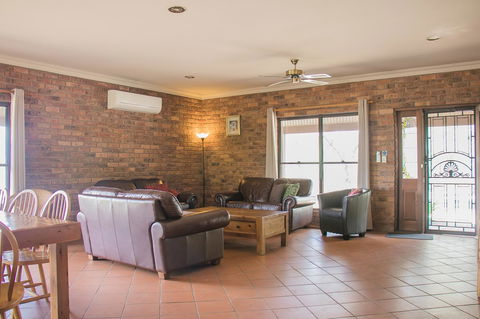 Ironstone Estate Lovedale - Kempsey Accommodation 18