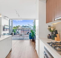 Large Light Luxe 3BDR 2BA Free Parking - walk to Sydney Uni and RPA - Kempsey Accommodation