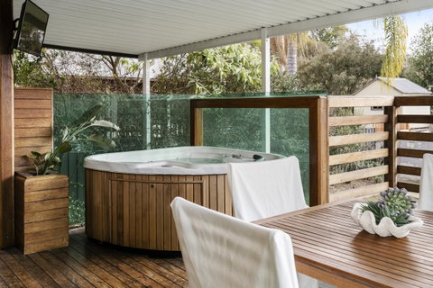 The Spa Cottage With HotTub, Netflix & Stan - Kempsey Accommodation 24