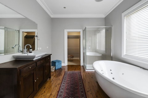 The Spa Cottage With HotTub, Netflix & Stan - Kempsey Accommodation 12