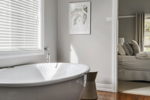 The Spa Cottage With HotTub, Netflix & Stan - Kempsey Accommodation 3