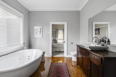 The Spa Cottage With HotTub, Netflix & Stan - Kempsey Accommodation 11