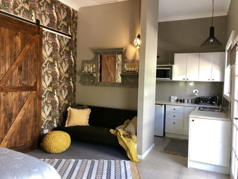 Chanticleer Gardens Barn Cottage With A Pool - Kempsey Accommodation 19