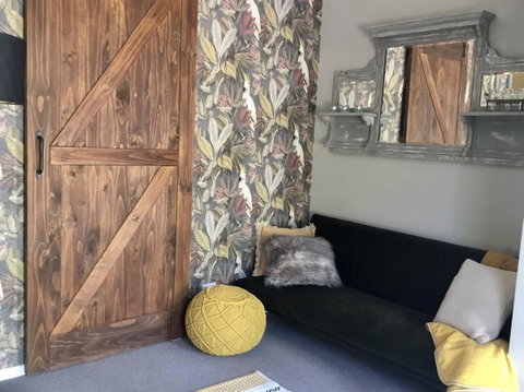 Chanticleer Gardens Barn Cottage With A Pool - Kempsey Accommodation 7