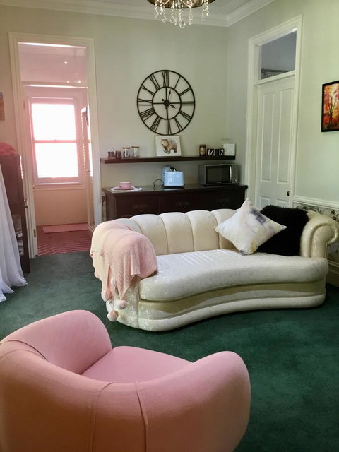 Chanticleer Gardens Barn Cottage With A Pool - Kempsey Accommodation 41