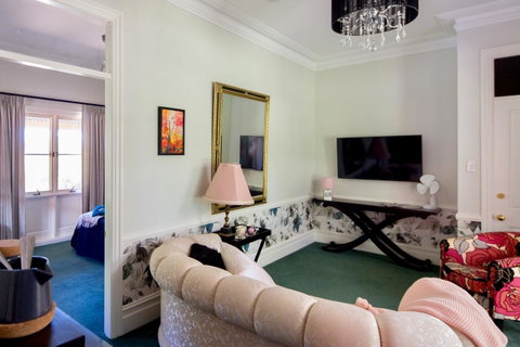 Chanticleer Gardens Barn Cottage With A Pool - Kempsey Accommodation 44
