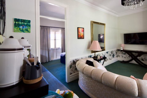 Chanticleer Gardens Barn Cottage With A Pool - Kempsey Accommodation 43