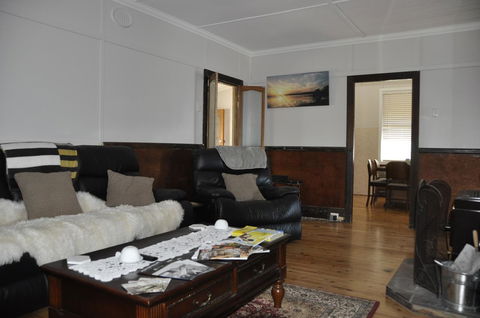 Caledonia Cottage - Kempsey Accommodation 11