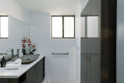 CitySide Apartment - 2 Bedroom With Private Courtyard - Kempsey Accommodation 21