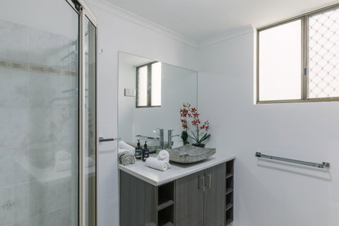 CitySide Apartment - 2 Bedroom With Private Courtyard - Kempsey Accommodation 16