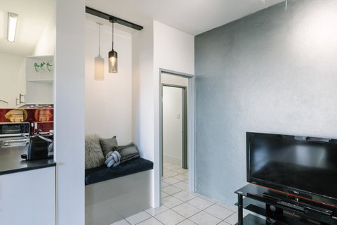 CitySide Apartment - 2 Bedroom With Private Courtyard - Kempsey Accommodation 8