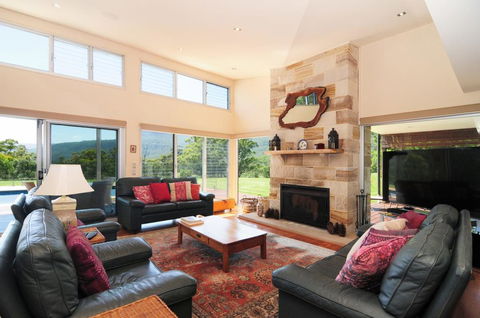 Bottlebrush Lodge - Great Views And A Pool! - Kempsey Accommodation 0