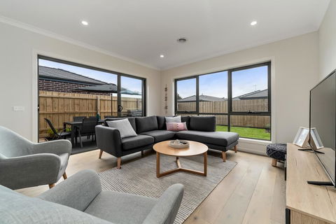 Brand New And Beautiful - Rosebud Holiday Home - Kempsey Accommodation 3