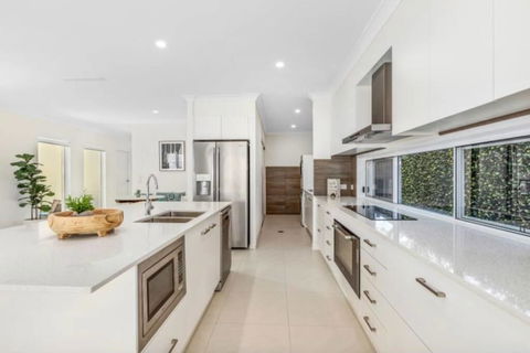 Brand New PRIZE HOME 50m Path To Beach - Kempsey Accommodation 1