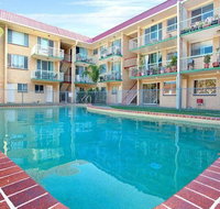 Bribie Beach King bed Unit overlooking pool - Kempsey Accommodation