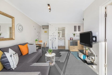 Bright Central Pad With Rooftop Pool, Gym & Parking - Kempsey Accommodation 1