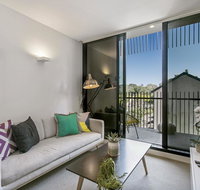 Bright Modern Apartment w Parking and Gym Near CBD